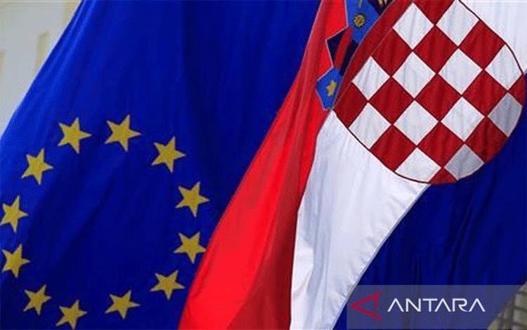 Arsip - Bendera Uni Eropa dan Kroasia terlihat di pusat kota Zagreb, 19 Juni 2013. (ANTARA/Reuters/Antonio Bronic/as)