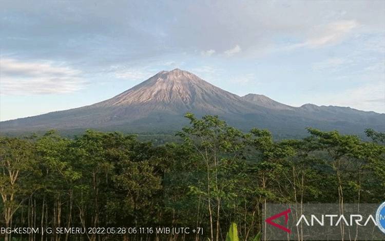 Aktivitas Gunung Semeru yang terpantau dari Pos Pengamatan Gunung Semeru di Gunung Sawur pada Sabtu (28/5/2022) (ANTARA/HO-PVMBG)