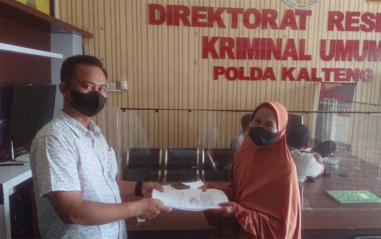 Siti Hadijah saat melaporkan dugaan pemalsuan dokumen tanah ke Ditreskrimum Polda Kalteng
