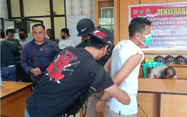 Pelaku penganiayaan karyawan SPBU Jalan G.OBOS saat diamankan di Mapolsek Pahandut.