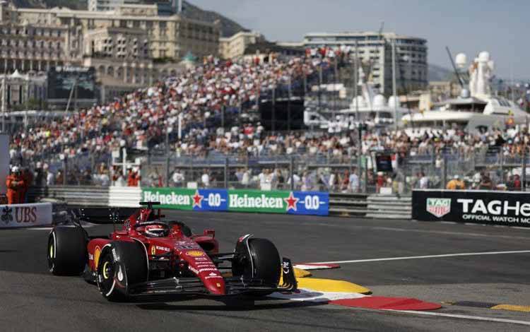 Pebalap tim Ferrari Charles Leclerc menjalani sesi latihan Grand Prix Monako, Monte Carlo, Jumat (27/5/2022)