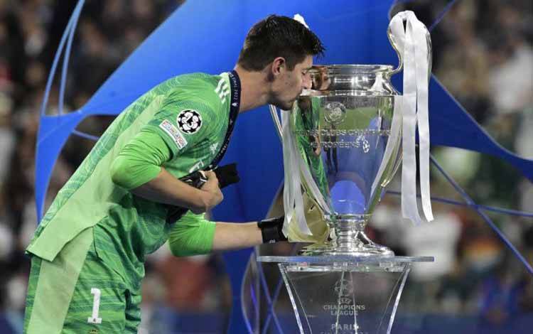 Penjaga gawang Real Madrid Thibaut Courtois mencium trofi juara Liag Champions setelah dalam final fdi Stade de France di Saint-Denis, Paris, pada 28 Mei 2022, Real Madrid mengalahkan Liverpool 1-0