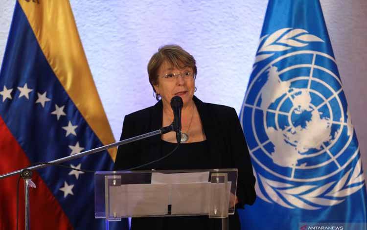 Komisioner Hak Asasi Manusia PBB Michelle Bachelet berbicara dalam sebuah konferensi pers setelah pertemuan dengan Presiden Venezuela Nicolas Maduro di Caracas, Venezuela, Jumat (21/6/2019)
