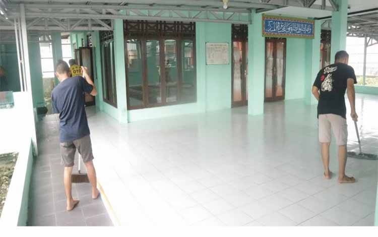 WBP Rutan Kuala Kapuas saat membersihkan Masjid At-Taubah