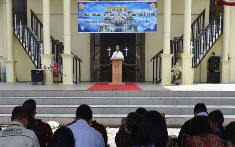 Bupati Kapuas Ben Brahim S Bahat memberikan sambutan saat hadiri pentahbisan gereja GKE Sei Pasah