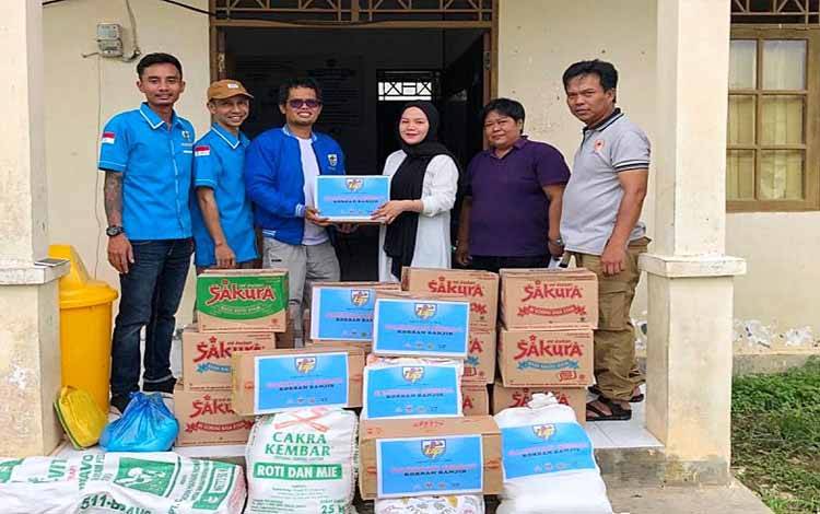 KNPI dan OKP di Barito Timur menyalurkan bantuan di hasil penggalangan donasi untuk korban banjir di Desa Pangkan