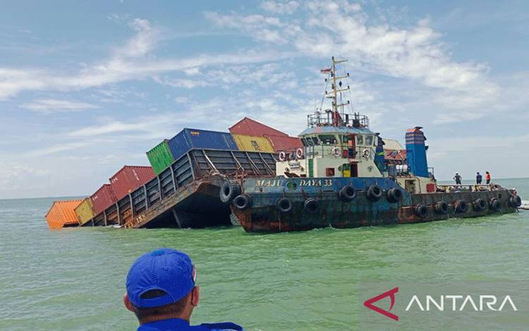 Kapal tongkang membawa ratusan kontainer yang karam di perairan Kepri. (ANTARA/HO Bakamla RI)