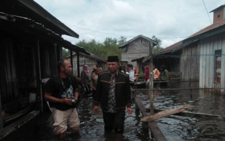  Wakil Ketua DPRD Kotim, H Rudianur saat meninjau lokasi banjir.