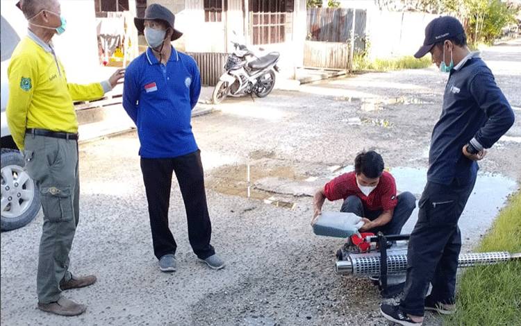 Petugas saat melakukan kegiatan pengasapan cegah DBD di Kecamatan Kapuas Tengah.