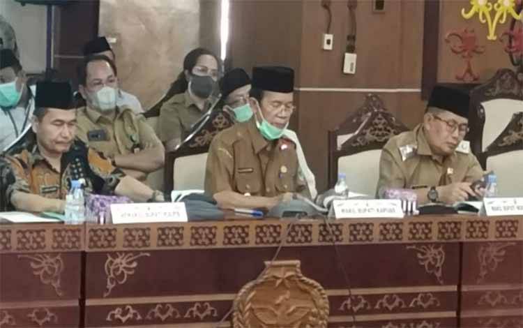 Wakil Bupati Kapuas HM Nafiah Ibnor ikuti Rakor persiapan penyelenggaraan ibadah haji bertempat di aula Eka Hapakat Lantai 3 Kantor Gubernur Kalteng, Senin 30 Mei 2022
