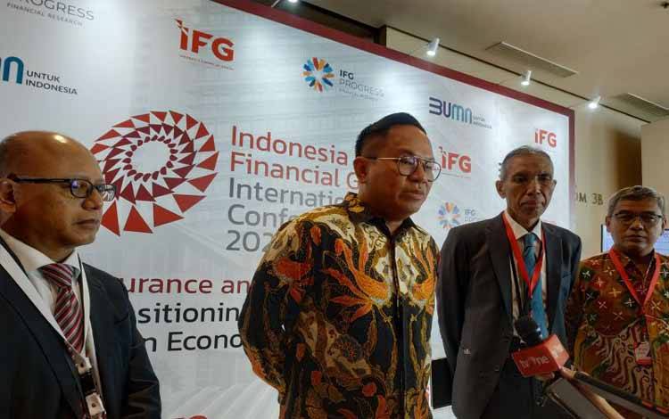 Wakil Menteri (Wamen) BUMN Kartika Wirjoatmodjo bersama Direktur Utama IFG Robertus Bilitea dalam Konferensi Pers usai IFG Conference 2022 di Jakarta, Senin (30/5/2022)