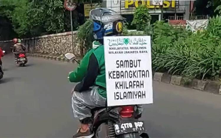 Tangkapan layar rombongan pengendara sepeda motor membawa atribut khilafah saat melintas di Cawang, Jakarta, Minggu (29/5/2022). ANTARA/Twiter/@miduk17/Yogi Rachman