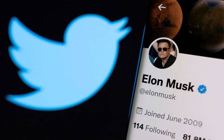 Foto arsip - Akun Twitter Elon Musk terlihat pada smartphone di muka logo Twitter logo sebagai ilustrasi berita yang dibuat Reuters pada 15 April 2022. (REUTERS/DADO RUVIC)