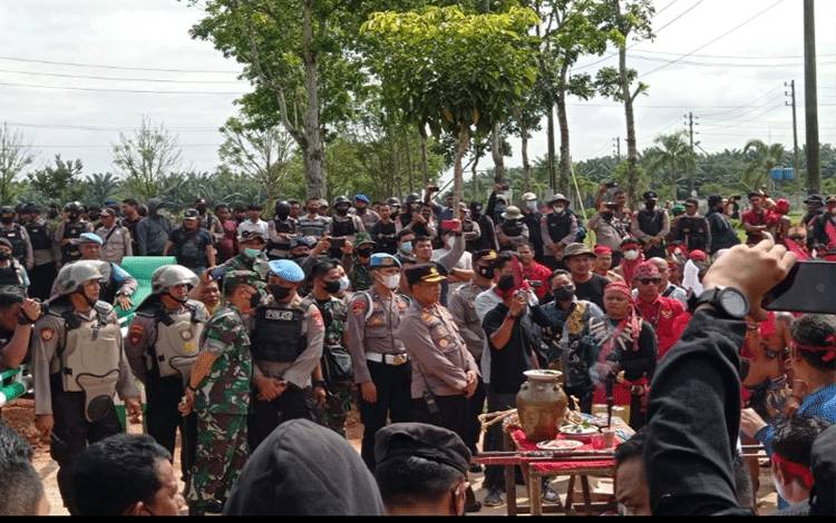 Aksi masyarakat Desa Pondok Damar bersama TBBR di PT Mustika Sembuluh menuntut plasma.