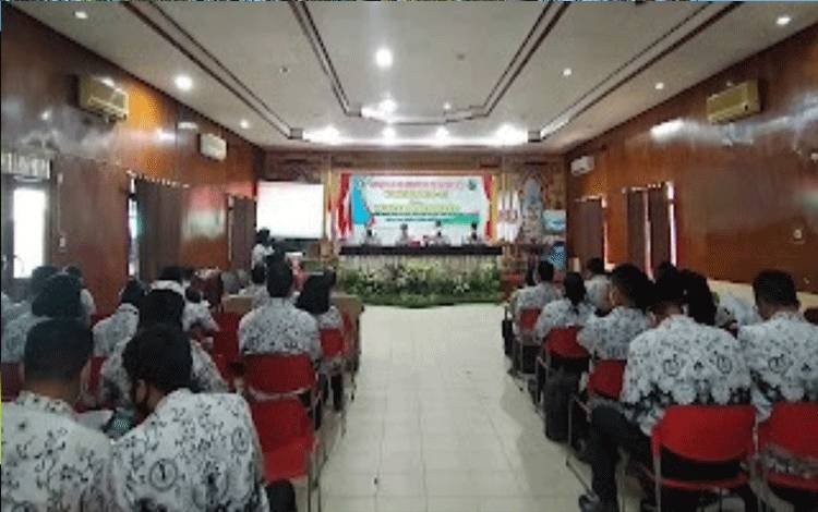 PGRI Kapuas saat berikan pelatihan sistem informasi kepada pengurus, bertempat di Aula Dinas Pendidikan Kapuas.