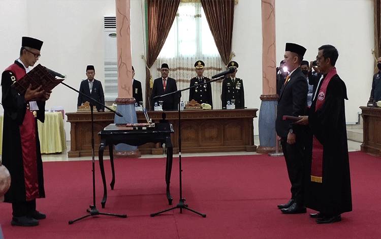 Pengambilan sumpah PAW Ketua DPRD Kabupaten Sukamara, Heriawan Putra oleh Kepala Pengadilan Negeri Pangkalan Bun, Muhammad Ramdes.