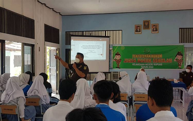 Jajaran Kejari Kapuas saat melaksanakan program Jaksa Masuk Sekolah di SMAN 1 Basarang, Selasa, 31 Mei 2022.