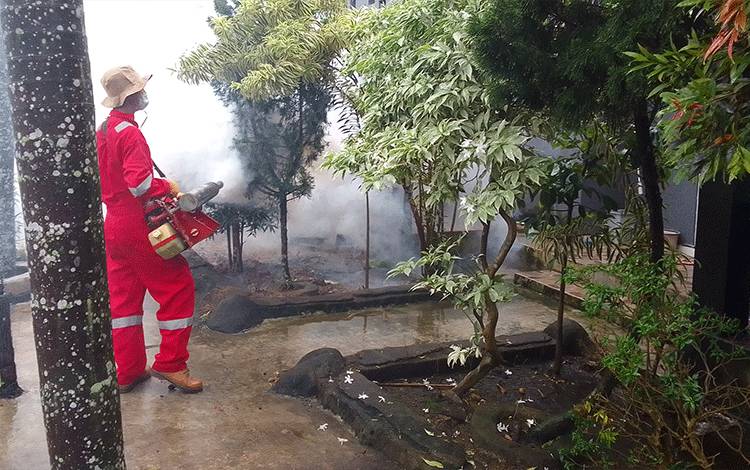 Petugas Dinas Kesehatan Seruyan saat melakukan kegiatan fogging di wilayah Kuala Pembuang