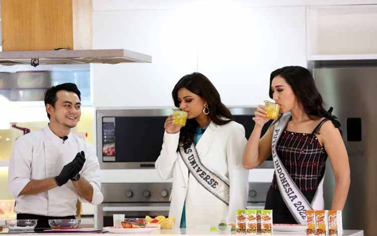 Miss Universe 2021, Harnaaz Sandhu dan Puteri Indonesia 2022, Laksmi Shari De Neefe Suardana bersama Chef Steby Rafael saat melakukan cooking demo di Jakarta pada Selasa (30/5/2022)
