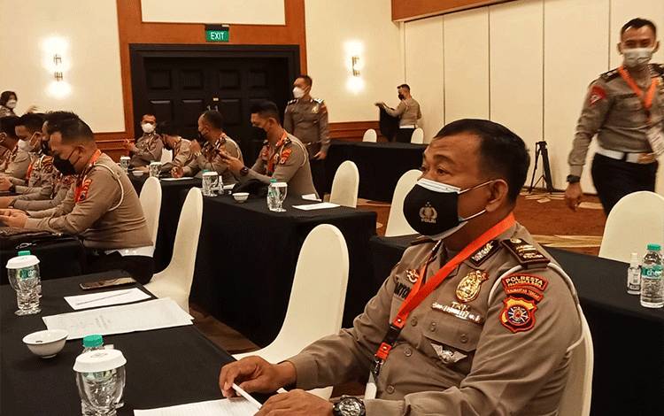 Kanit Regident Polresta Palangka Raya Iptu Hartono saat mengikuti Anev SIM Online di Jakarta.