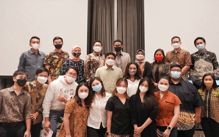 Menteri Pariwisata dan Ekonomi Kreatif Sandiaga Salahudin Uno bersama dengan mahasiswa dan pelajar dalam Pertemuan dengan PPI di Singapura (PPIS) bertempat di Goodwood Park Hotel, Singapura, Selasa (31/5/2022). ANTARA/HO-Kemenparekraf