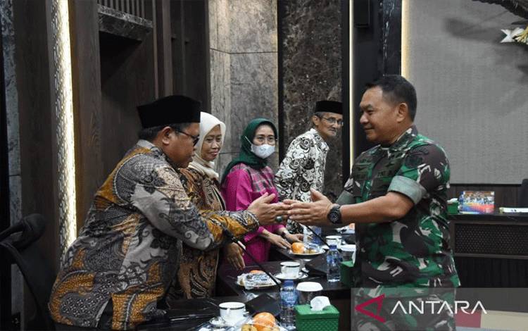 Kasad Jenderal TNI Dudung Abdurachman saat menerima kunjungan pengurus Kongres Ulama Perempuan Indonesia (KUPI) di Mabesad, Jakarta, Selasa (31/5/2022). ANTARA/HO-Dispenad