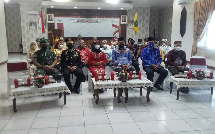 Pj Bupati Barito Selatan, Lisda Arriyana bersama forkopimda dan sejumlah kepala SOPD mengikuti upacara peringatan hari lahir Pancasila melalui Vidcon