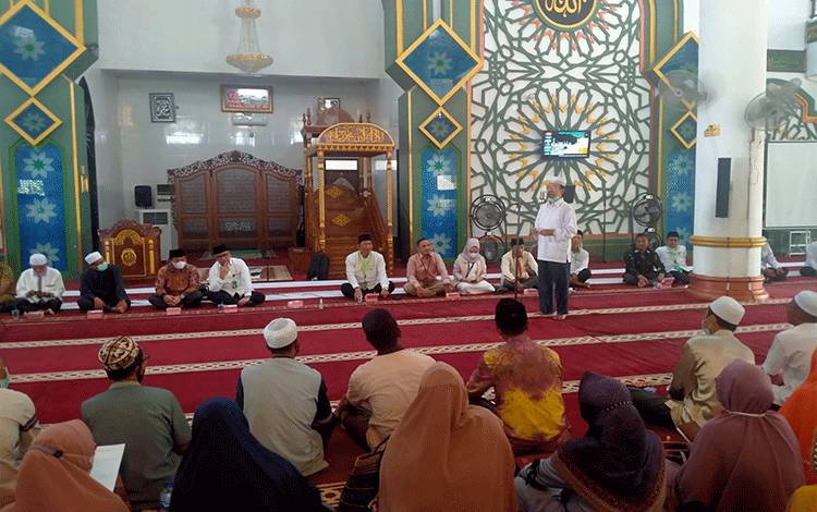 Wakil Bupati Kapuas HM Nafiah Ibnor saat menghadiri kegiatan Manasik Haji di Masjid Agung Al Mukarram Kuala Kapuas.