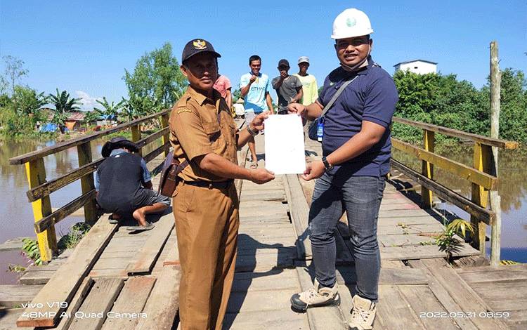 Karyawan PT MKM dan warga Desa Belanti Siam lakukan Gotong Royong perbaiki Jembatan.