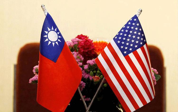 Foto Dokumen: Bendera Taiwan dan AS ditempatkan untuk pertemuan di Taipei, Taiwan 27 Maret 2018. ANTARA/REUTERS/Tyrone Siu