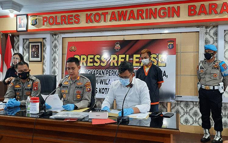 Kapolres Kobar AKBP Bayu Wicaksono (tengah) merilis tersangka pencurian ponsel di RSUD Sultan Imanuddin Pangkalan Bun Slamet Aprianto.