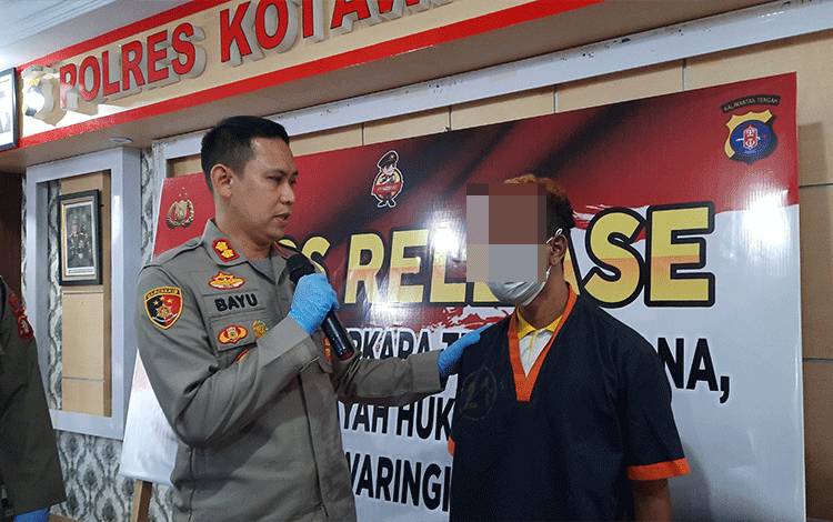Kapolres Kobar AKBP Bayu Wicaksono saat mengintrogasi Slamet Aprianto, pelaku pencurian ponsel milik keluarga pasien di RSUD Sultan Imanuddin Pangkalan Bun.