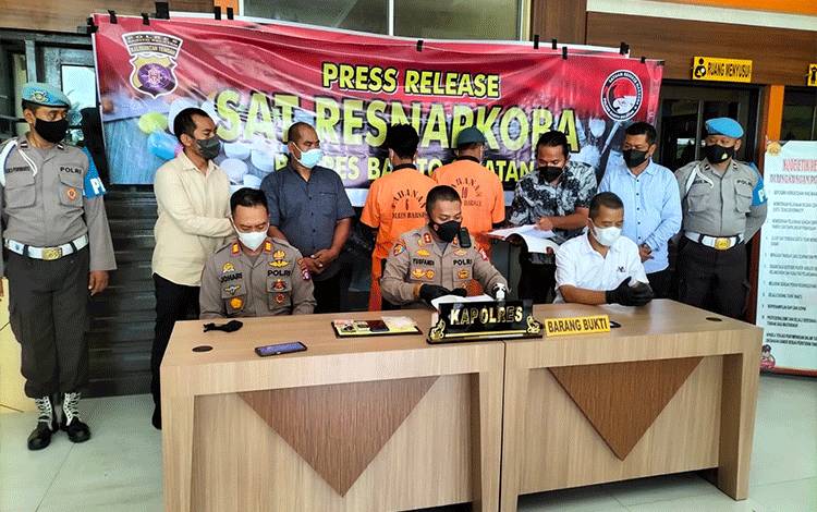 Kapolres Barsel AKBP Yusfandi Usman didampingi Kabag Ops dan Kasat Narkoba saat press release pengungkapan kasus sabu.