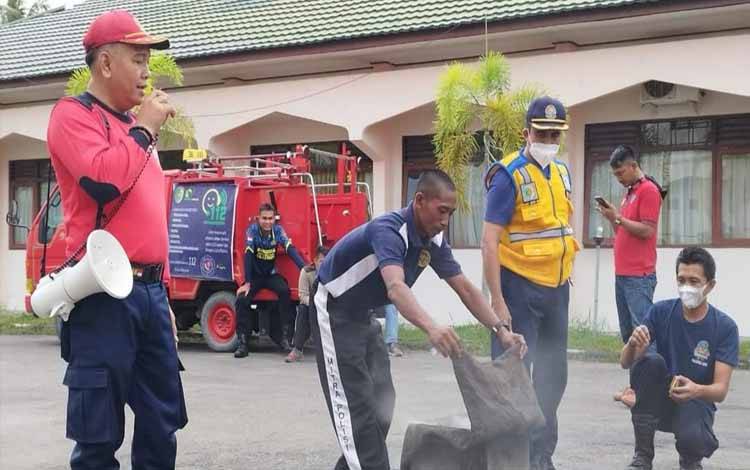 Pelatihan pemadaman api bagi Calon Satpam di Palangka Raya