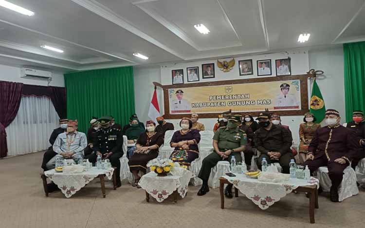 Wakil Bupati Gunung Mas Efrensia L.P Umbing (tengah) bersama pejabat di pemerintahan Kabupaten Gumas saat mengikuti upacara Peringatan Hari Lahir Pancasila secara daring, Rabu 1 Juni 2022