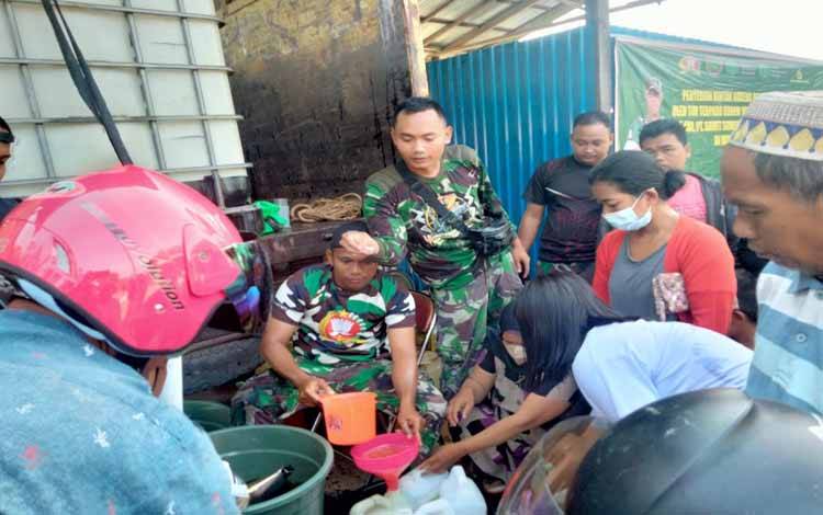 Anggota Kodim Muara Teweh melayani masyarakat Murung Raya yang membeli minyak goreng dari PT CBU