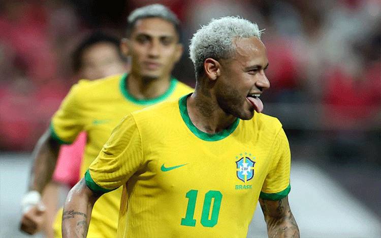 Pemain Brazil Neymar melakukan selebrasi gol ketika Brazil menghadapi Korea Selatan dalam laga persahabatan di Stadion Piala Dunia Seoul di Seoul, Korea Selatan, 2 Juni 2022. (REUTERS/KIM HONG-JI)