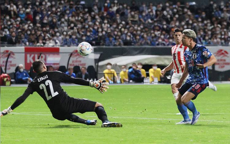Pemain Jepang Takuma Asano mencetak gol pembuka untuk Jepang dalam laga persahabatan melawan Paraguay di Sapporo Dome,  Sapporo City, Prefektur Hokkaido, pada 2 Juni 2022. (REUTERS/ Yomiuri Shimbun/Ken Satomi)