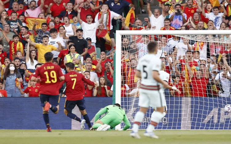 Pemain Spanyol Alvaro Morata mencetak gol dalam pertandingan Grup B UEFA Nations League antara Spanyol dan Portugal di Estadio Benito Villamarin, Seville, Spanyol, 2 Juni 2022. (REUTERS/MARCELO DEL POZO)