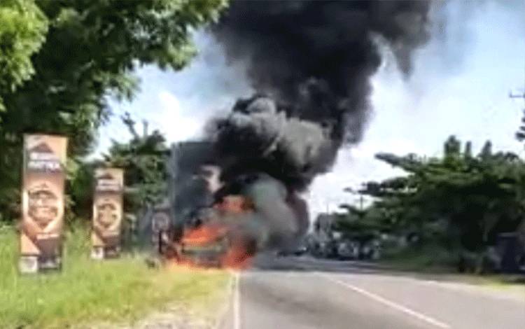 Sebuah pikap terbakar di Jalan Pasir Putih, Desa Sungai Kapitan, Kecamatan Kumai, Kabupaten Kobar, Jumat, 3 juni 2022