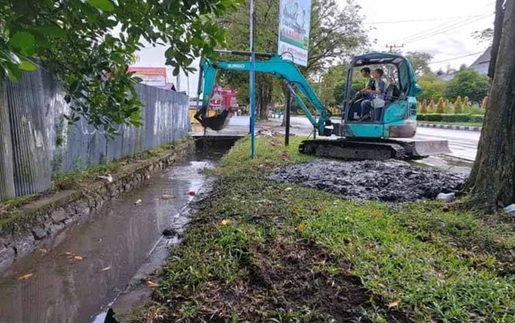 Pengerjaan penggerukan drainase di Kota Palangka Raya