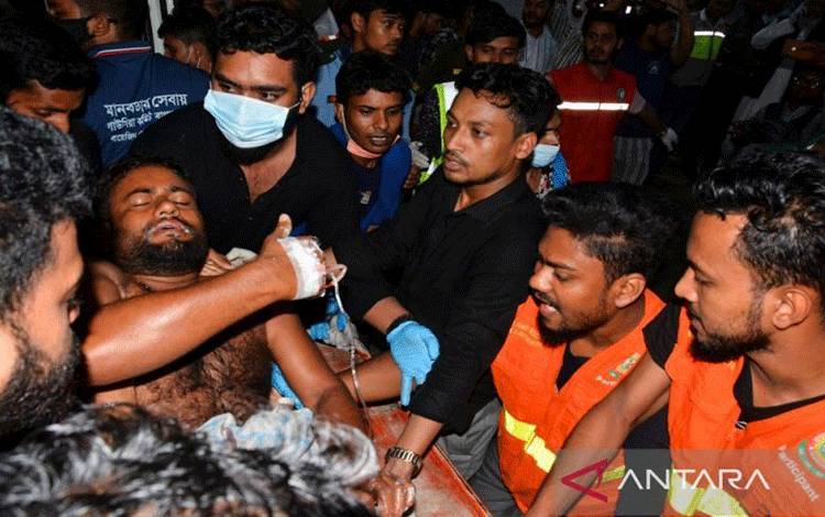 Seorang korban luka dibawa ke rumah sakit setelah kebakaran hebat terjadi di depot peti kemas pedalaman di Sitakund, dekat kota pelabuhan Chittagong, Bangladesh, 5 Juni 2022. (ANTARA/Reuters/Stringer/as)