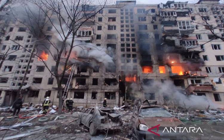 Arsip - Tim penyelamat bekerja di bangunan tempat tinggal yang rusak akibat serangan roket di tengah serangan Rusia di Ukraina, di Kiev, Ukraina, dalam gambar selebaran yang dirilis 14 Maret 2022. (Layanan Darurat Negara Ukraina/HO via Reuters/as)