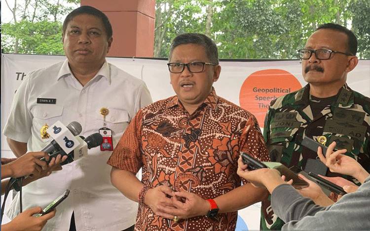 Mahasiswa doktoral Universitas Pertahanan yang juga Sekjen DPP PDIP Hasto Kristiyanto saat memberikan keterangan pers, di Kampus Unhan, Sentul, Bogor, Jawa Barat, Minggu (5/6/2022). (ANTARA/Syaiful Hakim)