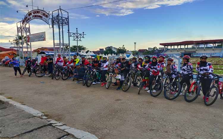 Komunitas sepeda gowes bareng di Seruyan