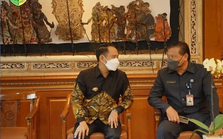Wali Kota Palangka Raya Fairid Naparin (kiri) saat membahas kerja sama pemberantasan narkoba bersama Pemerintah Kota Denpasar.