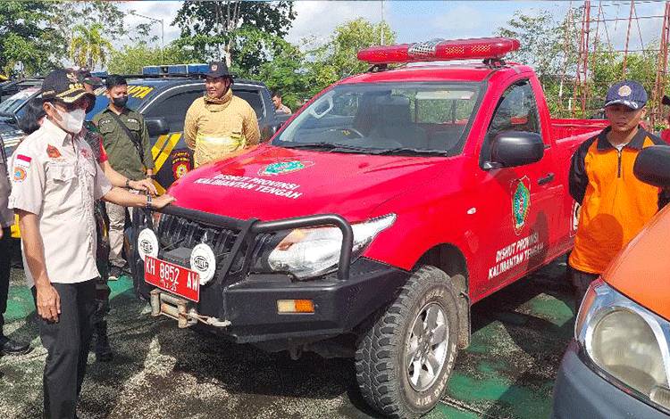 Bupati Mura Drs. Perdie M. Yoseph MA saat pengecekan kesiapan kelengkapan dan sarana penanganan bencana usai Upacara Pelatihan Penanggulangan Bencana Alam Kebakaran Hutan dan Lahan di wilayah Korem 102/Panju Panjung Tahun 2022.