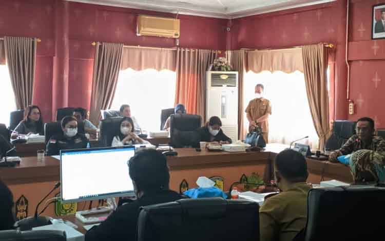 Ketua DPRD Palangka Raya, Sigit K Yunianto memimpin rapat Banmus