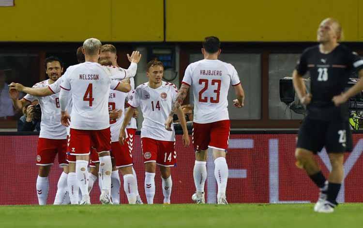 Pemain Denmark Jens Stryger Larsen melakukan selebrasi gol bersama rekan-rekan satu tim dalam pertandingan Grup A Nations League antara Austria dan Denmark di Stadion Ernst Happel, Wina, Austria, Senin 6 Juni 2022