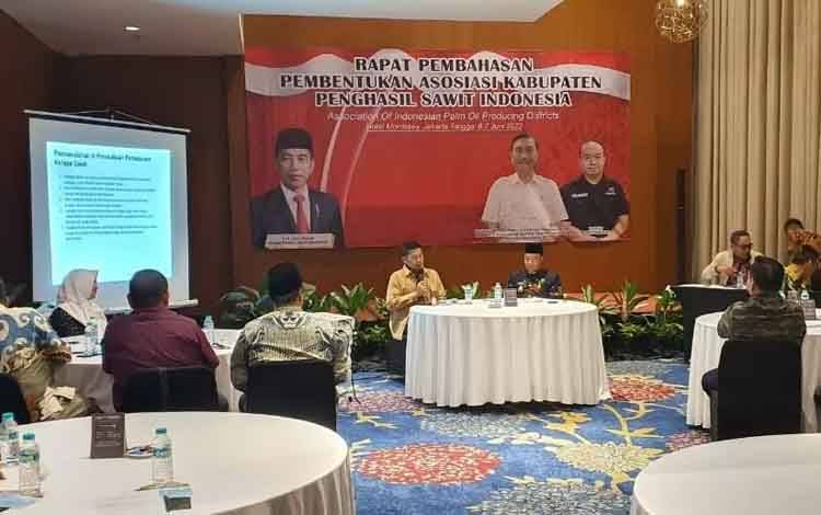 Bupati Seruyan, Yulhaidir memimpin pembahasan rencana pembentukan Asosiasi Kabupaten Penghasil Sawit Indonesia.